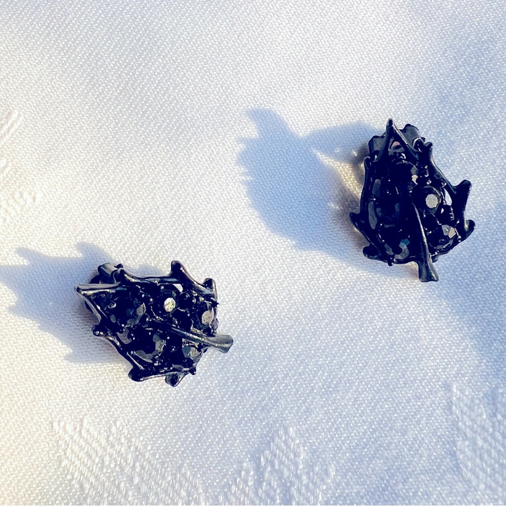 Japanned Jet Black enamel clip-on Earrings rhinestones Leaf vintage 1960s